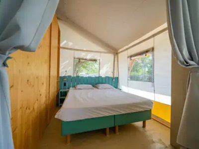 safari-luxe-tent-interior-bedroom