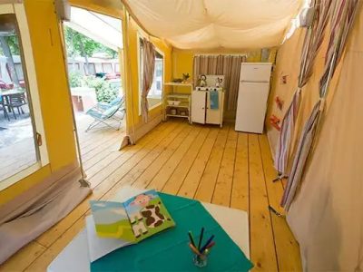 tente-bungalov-5-persons-interior