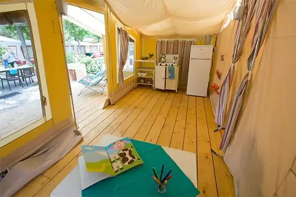 tente-bungalov-5-persons-interior