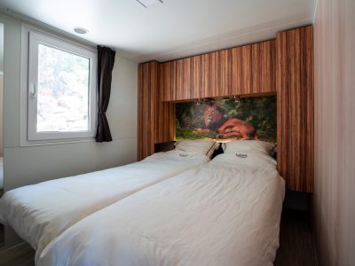 mobile-home-sunlodge-big-leaf-interior-bedroom-double-bed