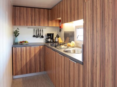 mobile-home-sunlodge-big-leaf-interior-kitchen-4
