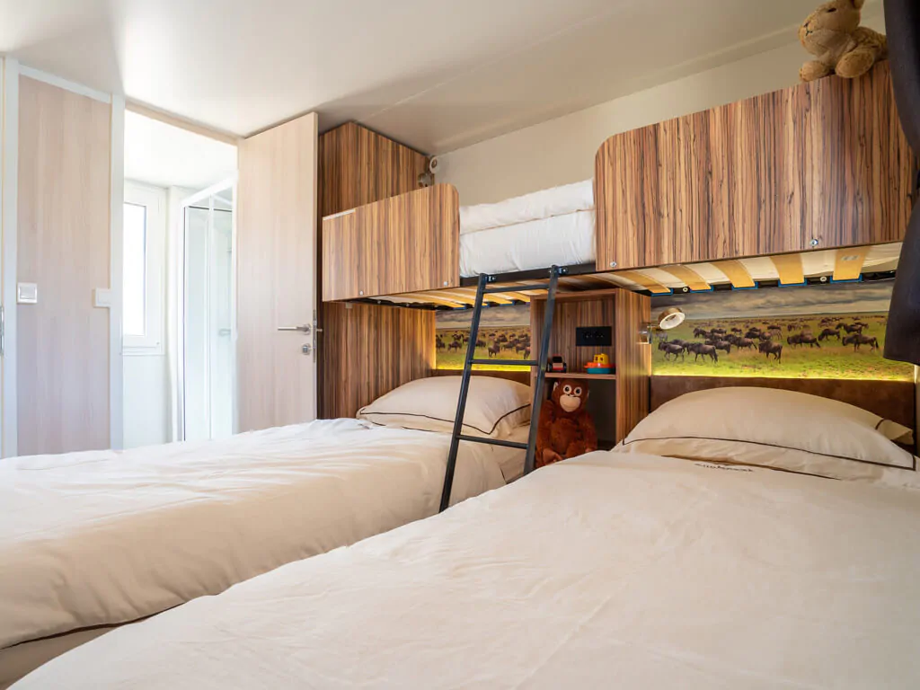mobile-home-sunlodge-catalpa-interior-bedroom-kids-3