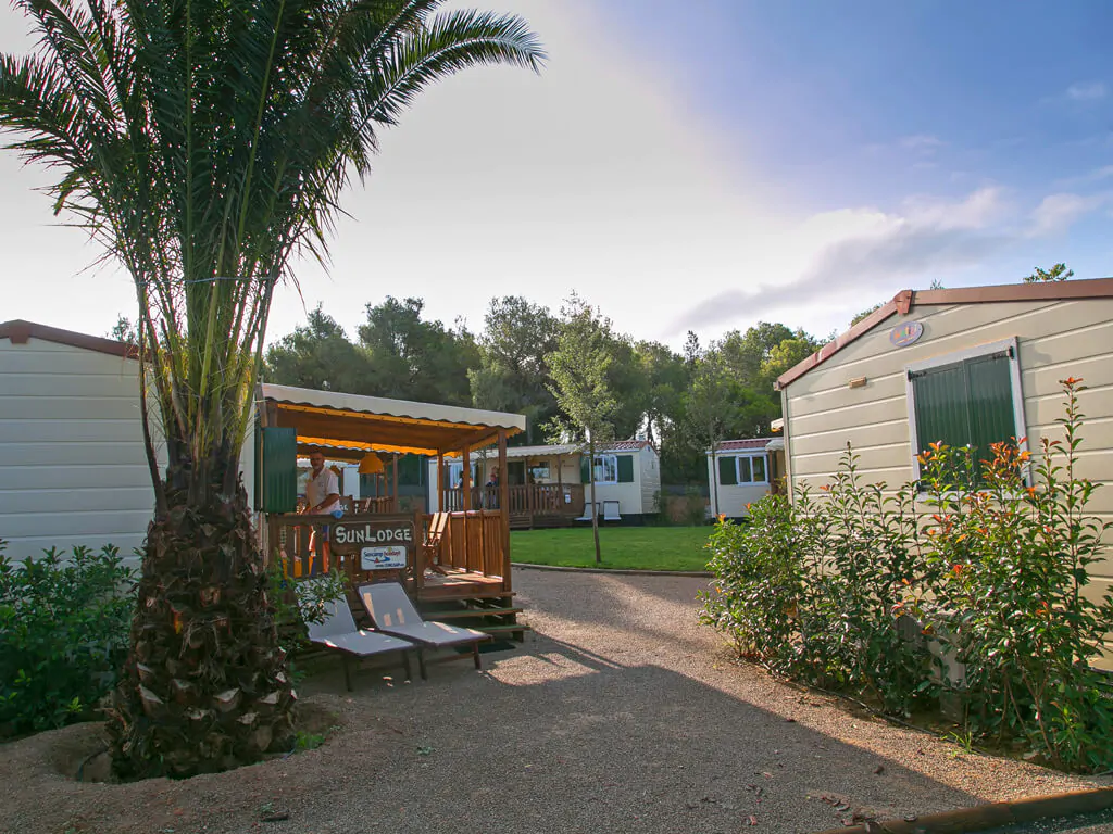 mobile-home-sunlodge-redwood-exterior-garden