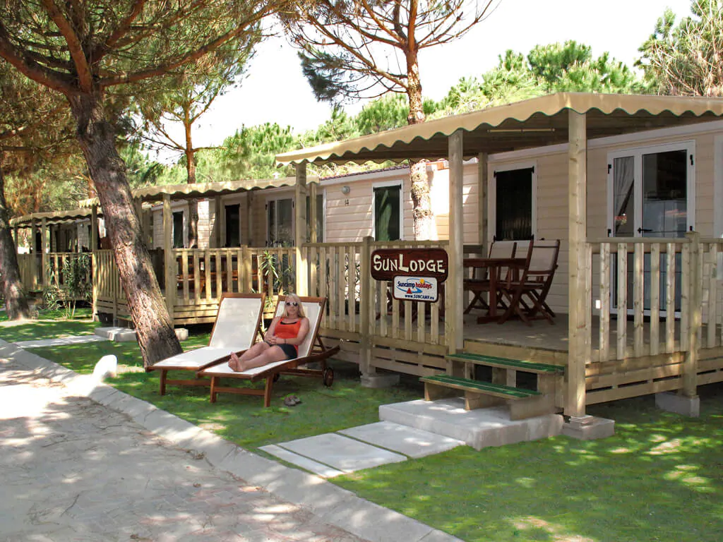 mobile-home-sunlodge-redwood-exterior-terrace