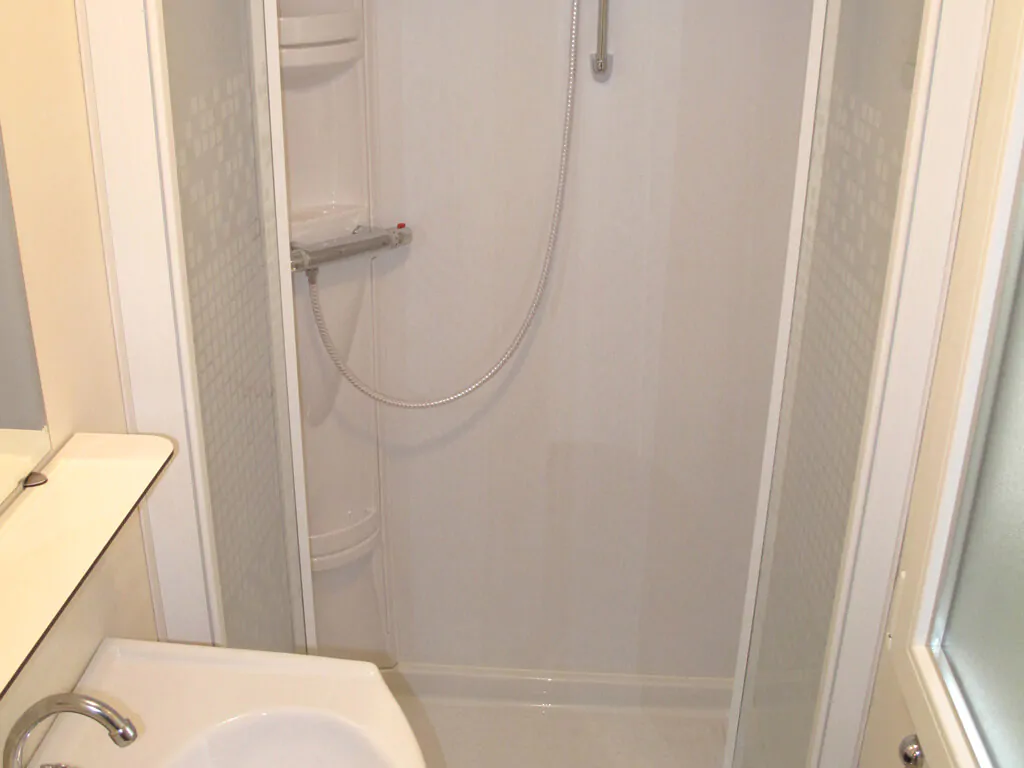 mobile-home-sunlodge-redwood-interior-bathroom