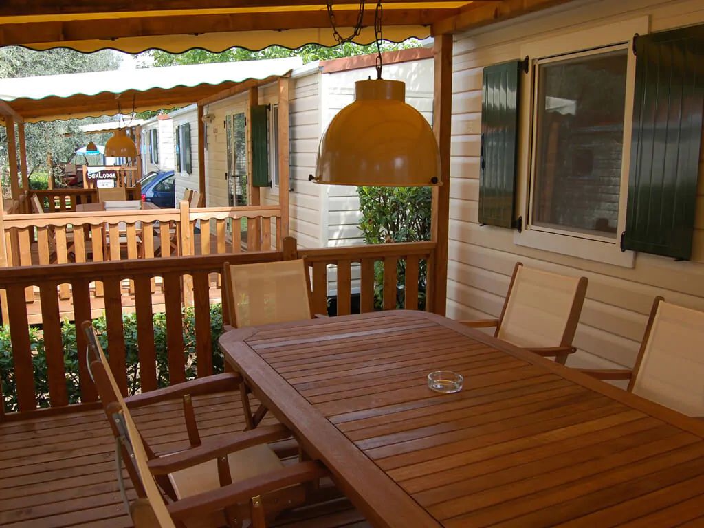 sun-lodge-aspen-mobile-home-exterior-terrace-dining-table-3