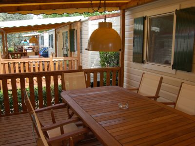 sun-lodge-aspen-mobile-home-exterior-terrace-dining-table-9
