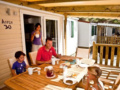 sun-lodge-aspen-mobile-home-exterior-terrace-dining-table-i-9