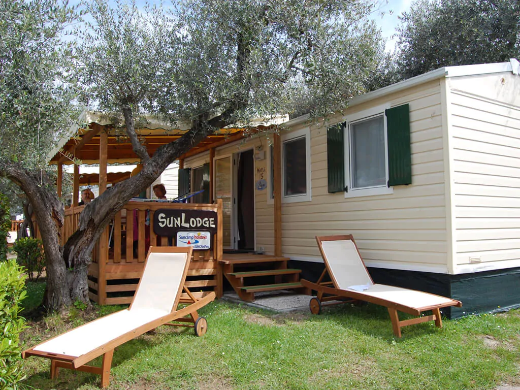 sunlodge-maple-mobile-home-exterior-terrace-2
