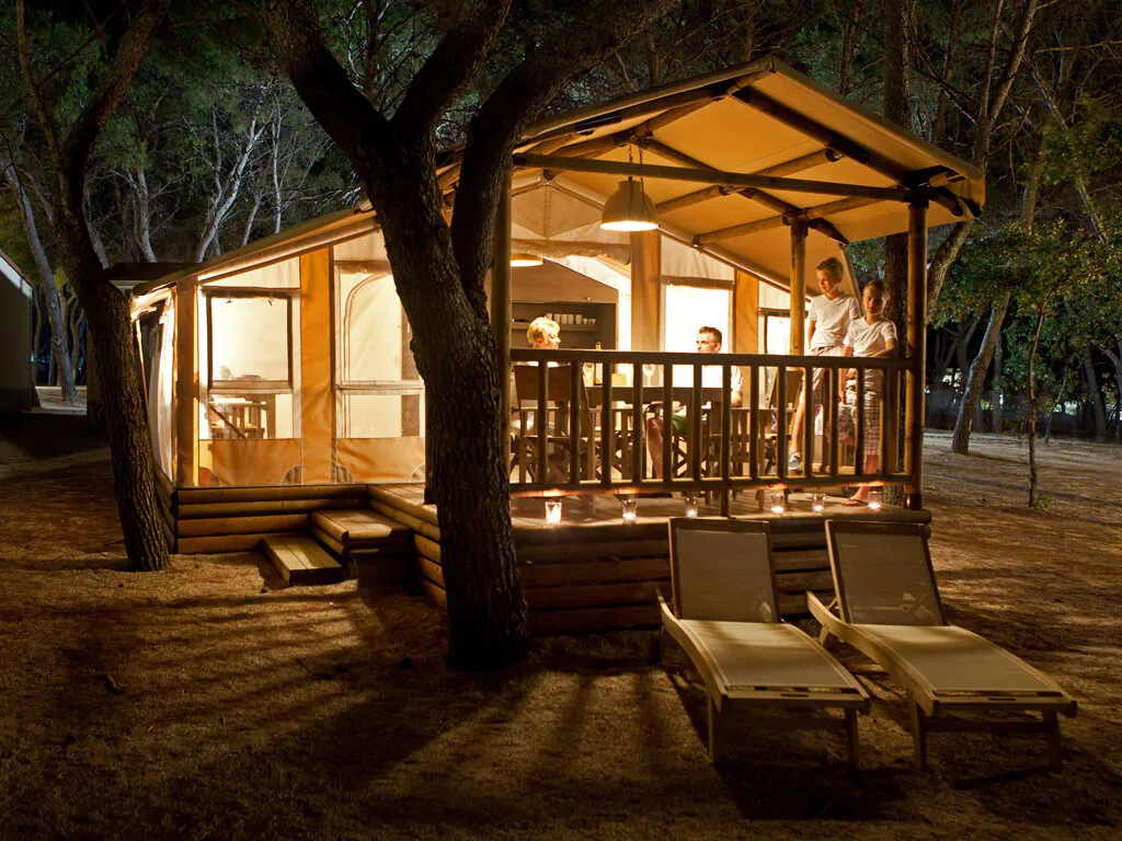 sunlodge-safari-tent-exterior-night-time