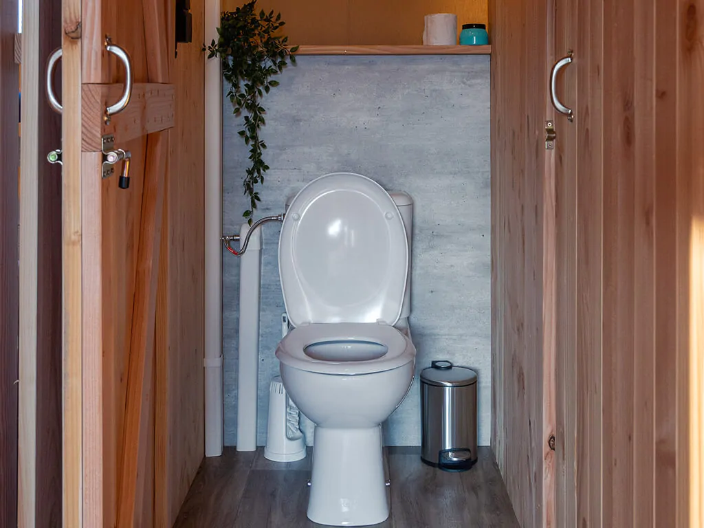 sunlodge-taiga-tent-interior-bathroom-i