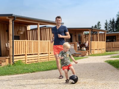 mobile-home-sunlodge-big-leaf-exterior-terrace-family-time-3
