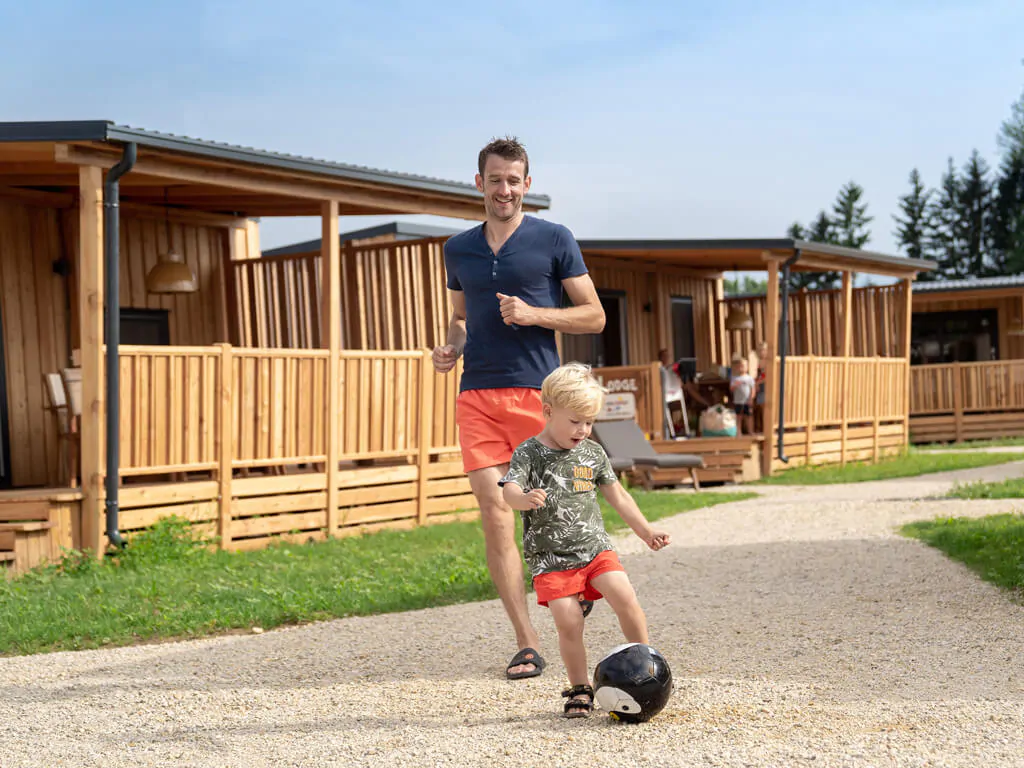 mobile-home-sunlodge-big-leaf-exterior-terrace-family-time-5