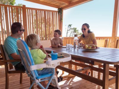 mobile-home-sunlodge-big-leaf-exterior-terrace-family-time-i-3