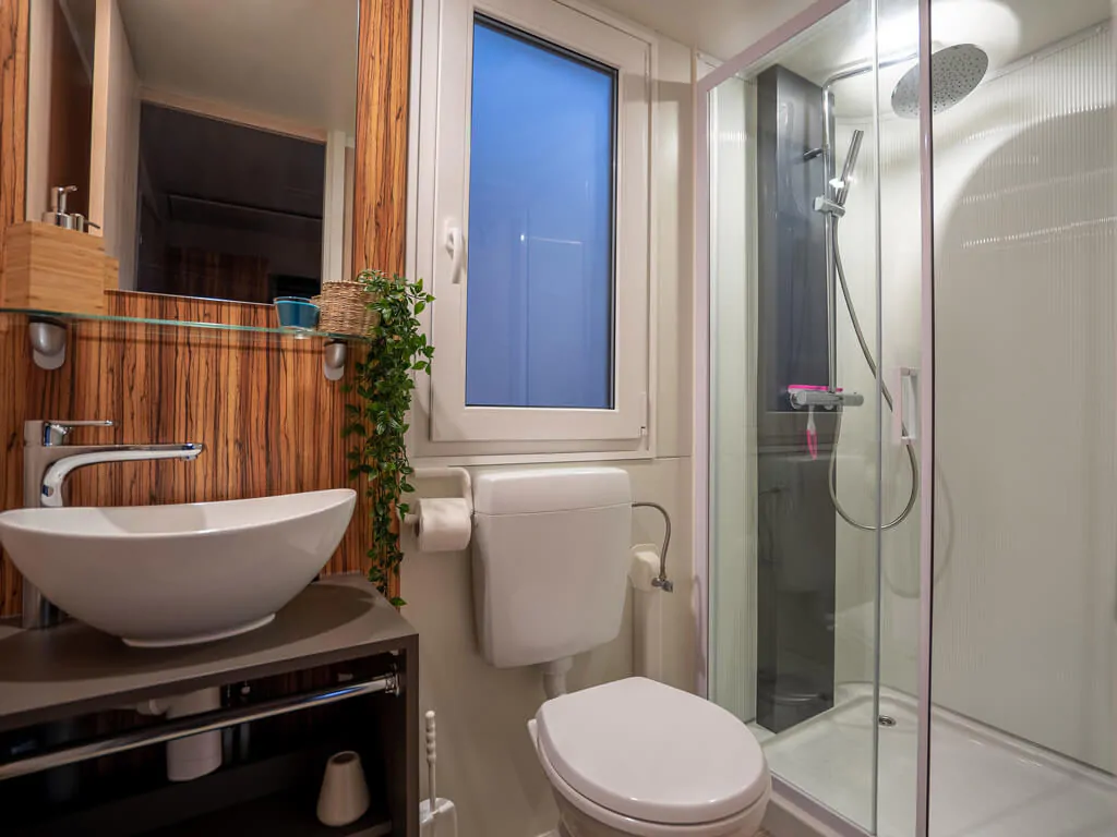 mobile-home-sunlodge-big-leaf-interior-bathroom-3