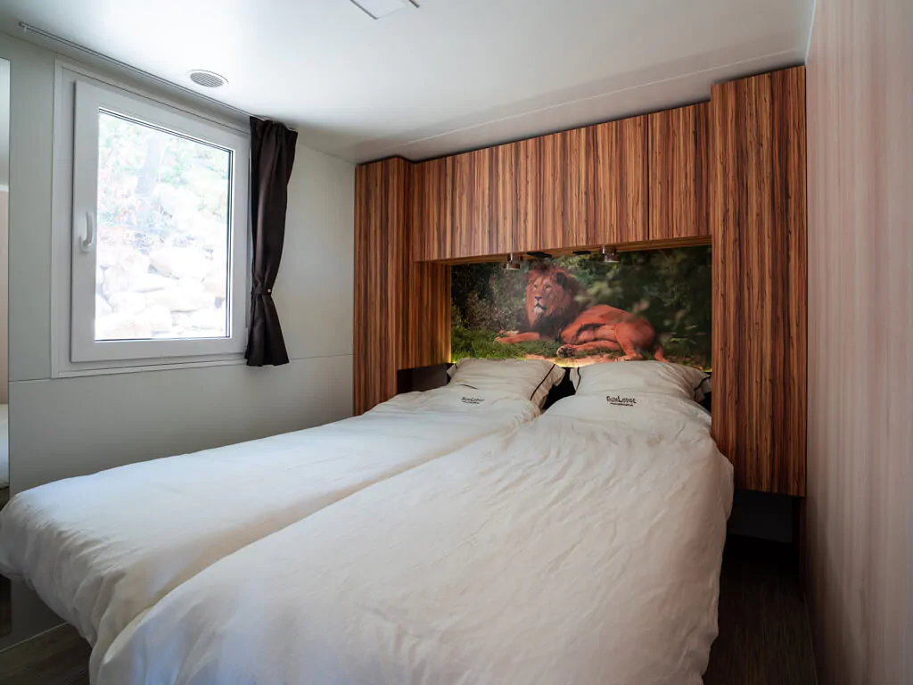 mobile-home-sunlodge-big-leaf-interior-bedroom-double-bed-3