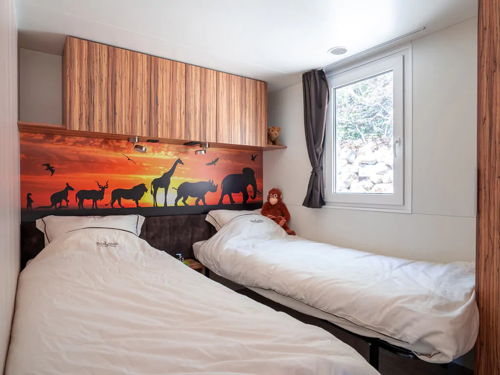 mobile-home-sunlodge-big-leaf-interior-bedroom-single-beds-2