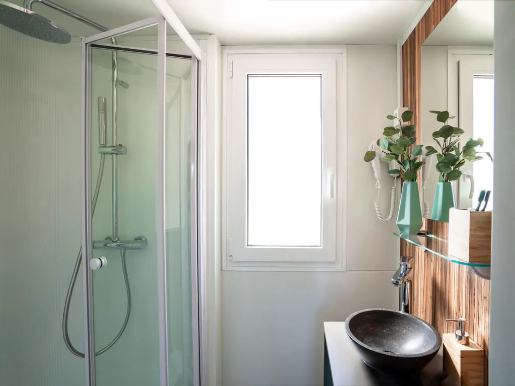 mobile-home-sunlodge-catalpa-interior-bathroom-2
