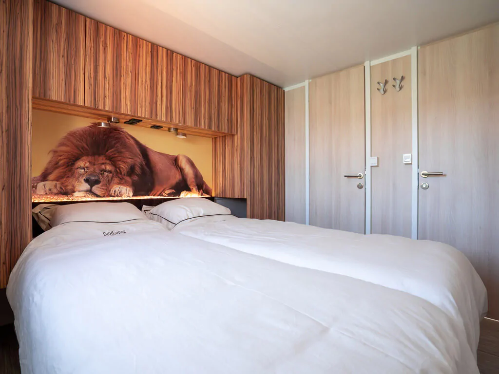 mobile-home-sunlodge-catalpa-interior-bedroom-double-bed-2