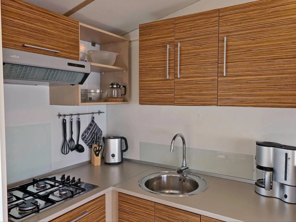 mobile-home-sunlodge-redwood-interior-kitchen-11