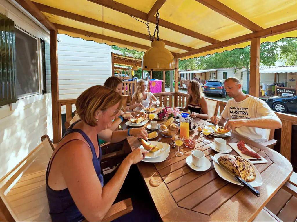 sunlodge-maple-mobile-home-exterior-terrace-dining-table-4