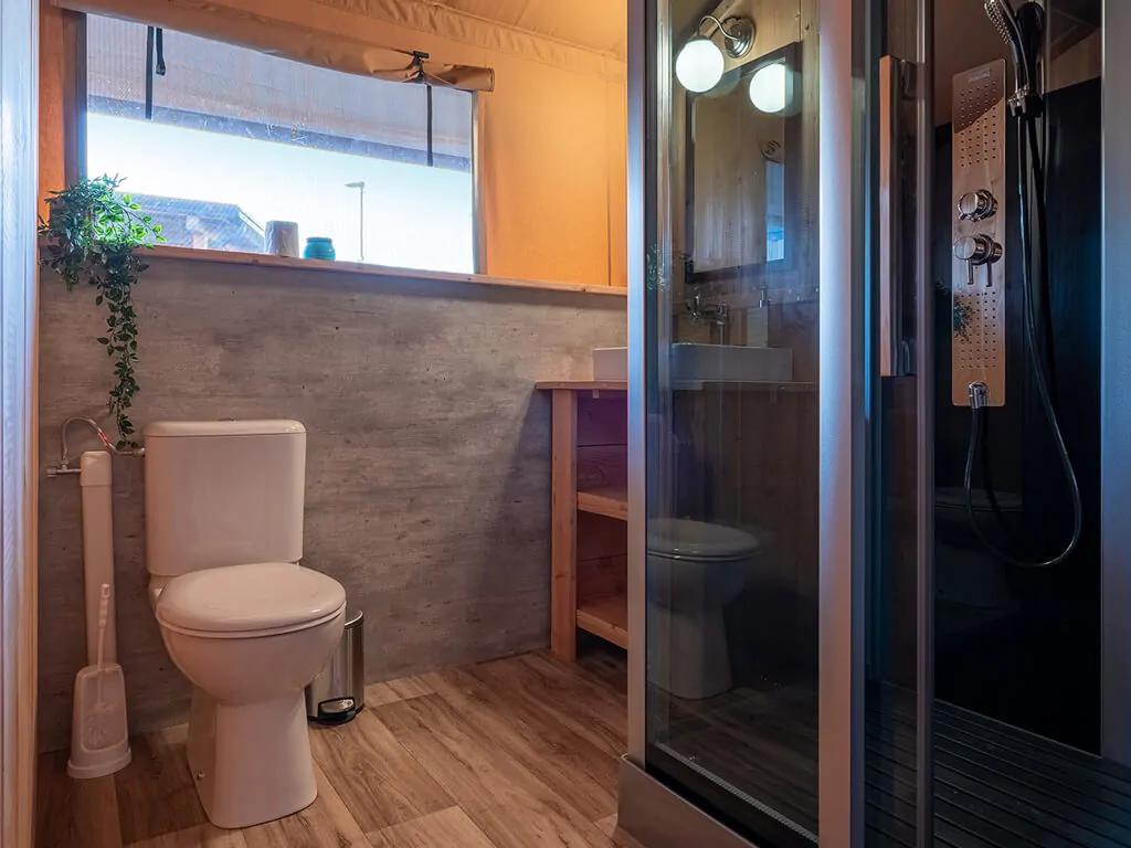 sunlodge-taiga-tent-interior-bathroom-2