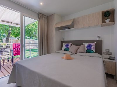 campsite-bivillage-mobile-home-superior-bedroom-double-bed-2