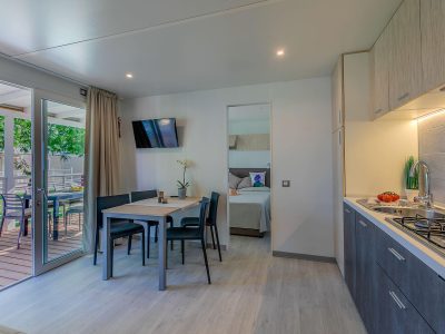 campsite-bivillage-mobile-home-superior-living-room-dining-table-tv-2
