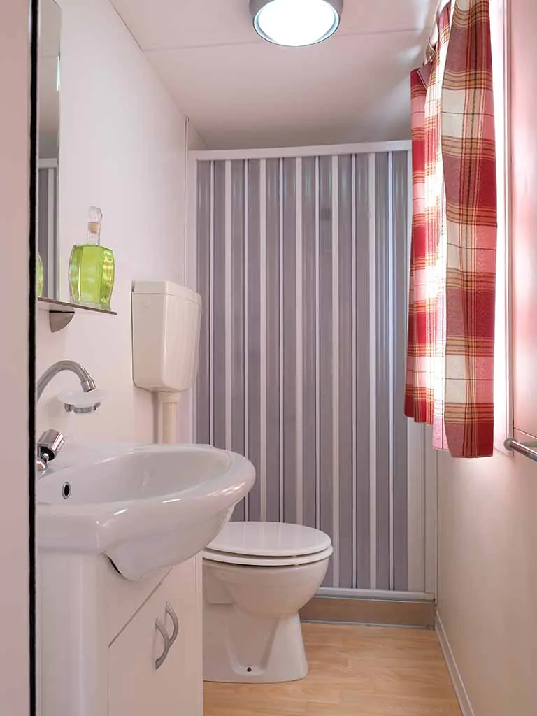 mobile-home-happy-standard-bathroom-4