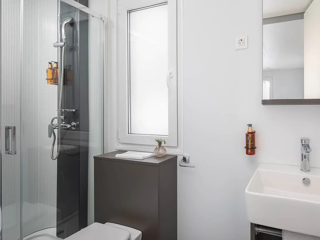aminess-avalona-luxury-holiday-home-pool-bathroom-2