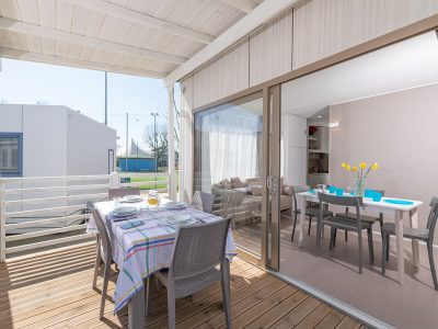 campsite-cenesatico-mobile-home-giove-exterior-terrace-dining-table