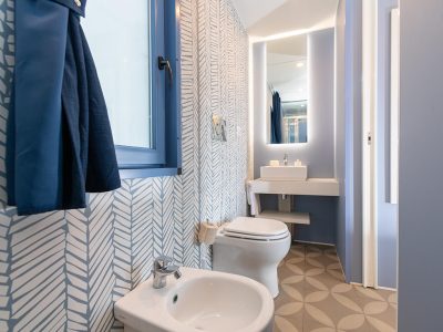 campsite-cenesatico-mobile-home-venere-interior-bathroom