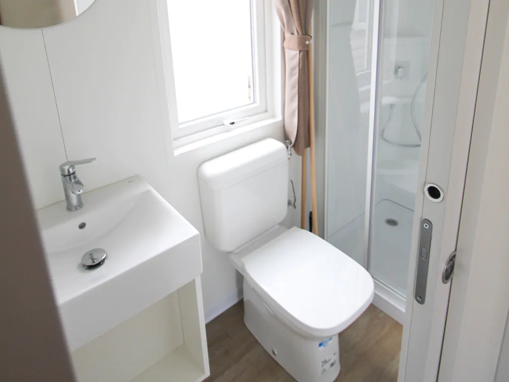 happy-camp-happy-superior-interior-bathroom-5
