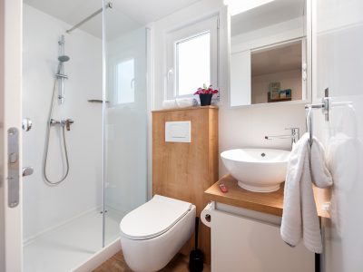 campsite-bivillage-grand-deluxe-interior-bathroom