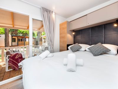 campsite-bivillage-grand-deluxe-interior-bedroom-double-bed