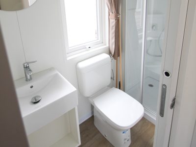 happy-camp-happy-superior-interior-bathroom-4