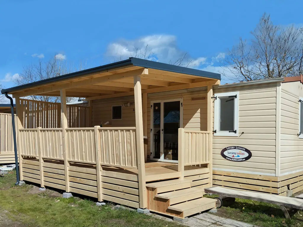 campsite-cisano-san-vito-sunlodge-aspen-premium-exterior-front-view-2