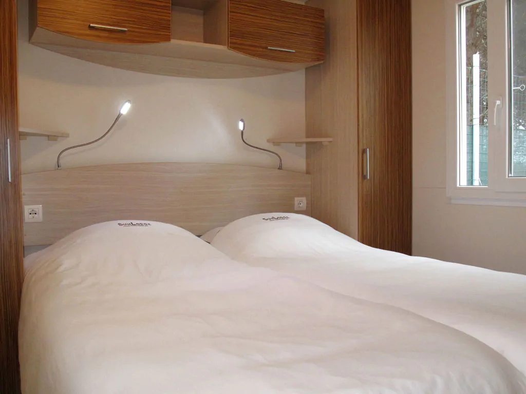 campsite-cisano-san-vito-sunlodge-aspen-premium-interior-bed-room-2