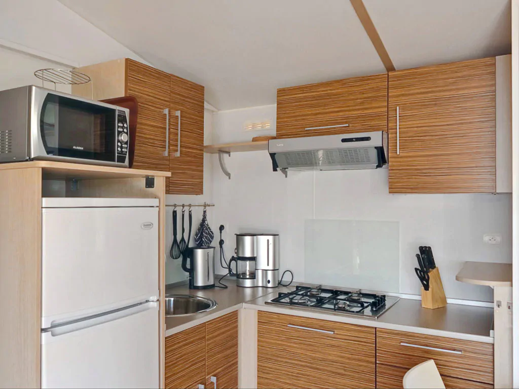 campsite-cisano-san-vito-sunlodge-aspen-premium-interior-kitchen