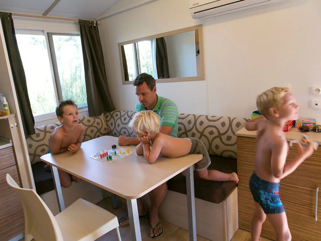 campsite-cisano-san-vito-sunlodge-aspen-premium-interior-living-room
