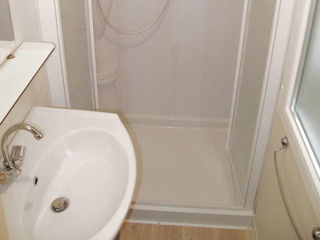 campsite-cisano-san-vitosunlodge-aspen-premium-interior-bathroom-2