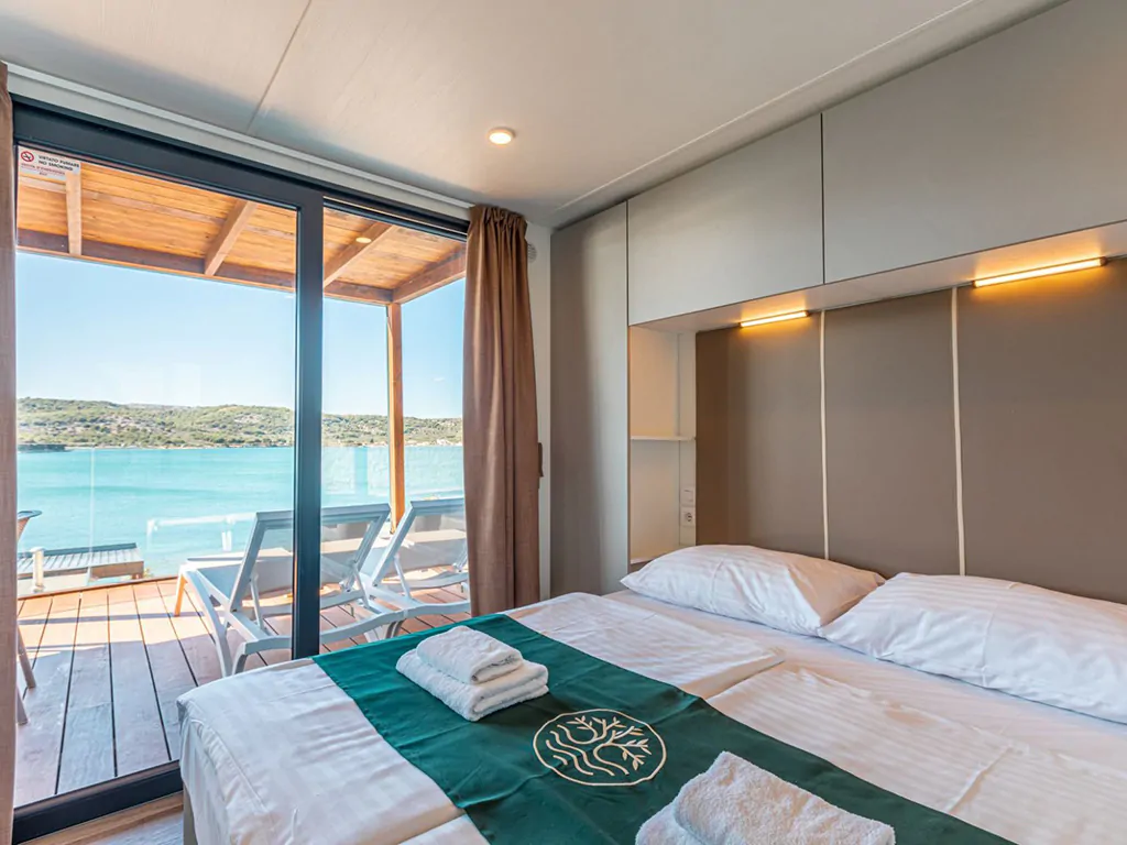 olivia-green-camping-deluxe-camping-villa-seaview-pool-interior-bedroom