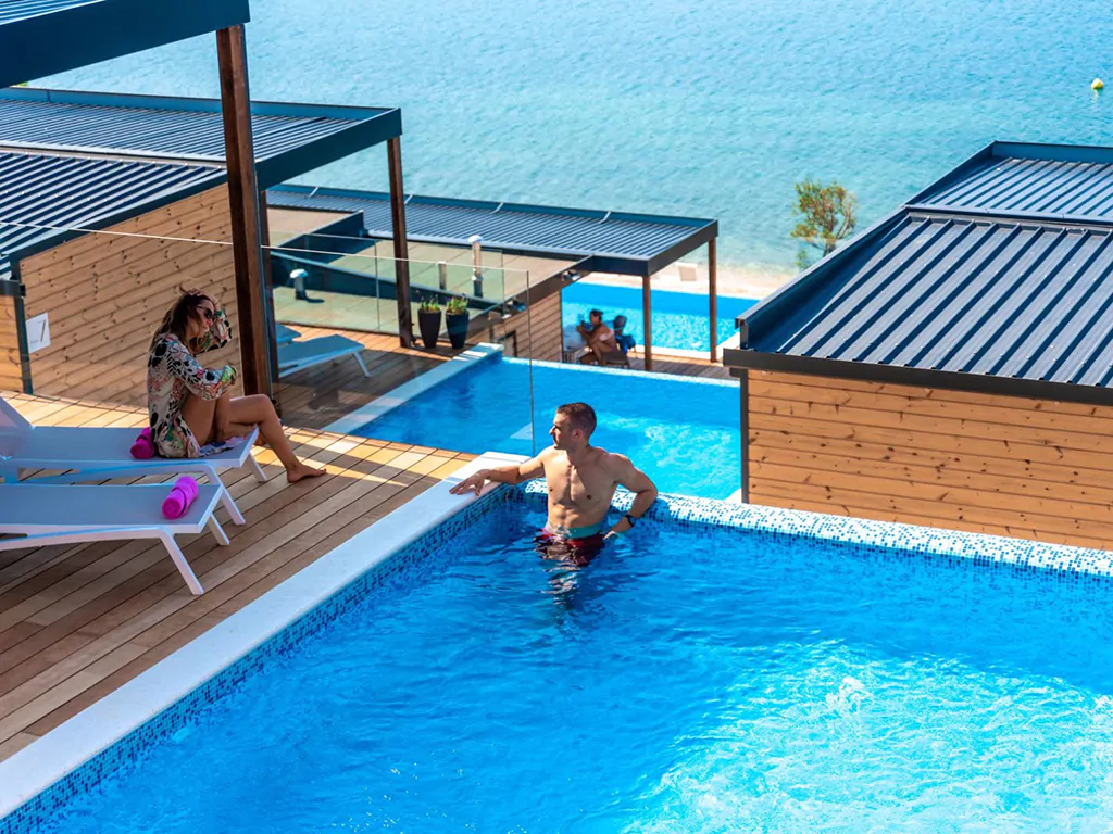olivia-green-camping-deluxe-camping-villa-seaview-pool