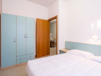 stork-family-camping-village-bungalow-comfort-bilocale-interior-double-bed