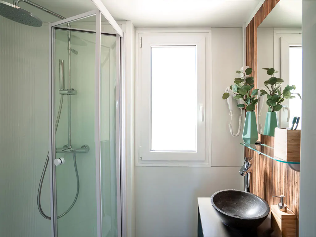 sunlodge-catalpa-panaramic-sea-view-mobile-home-interior-bath-room