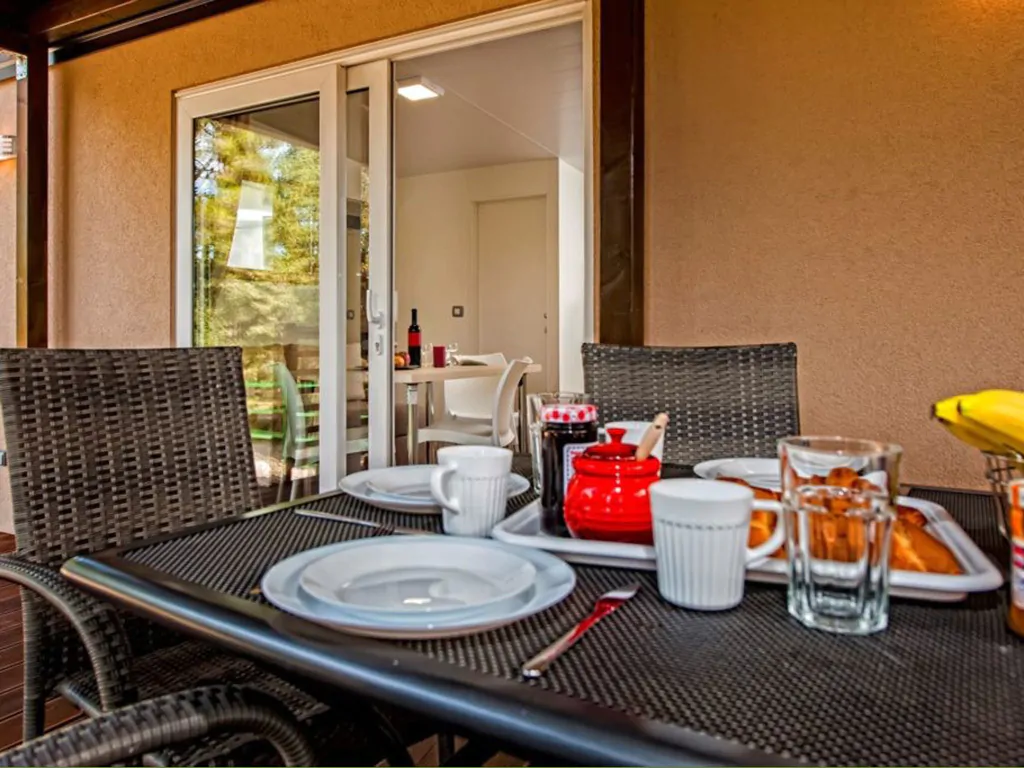 campsite-klenovica-mobile-home-family-exterior-terrace