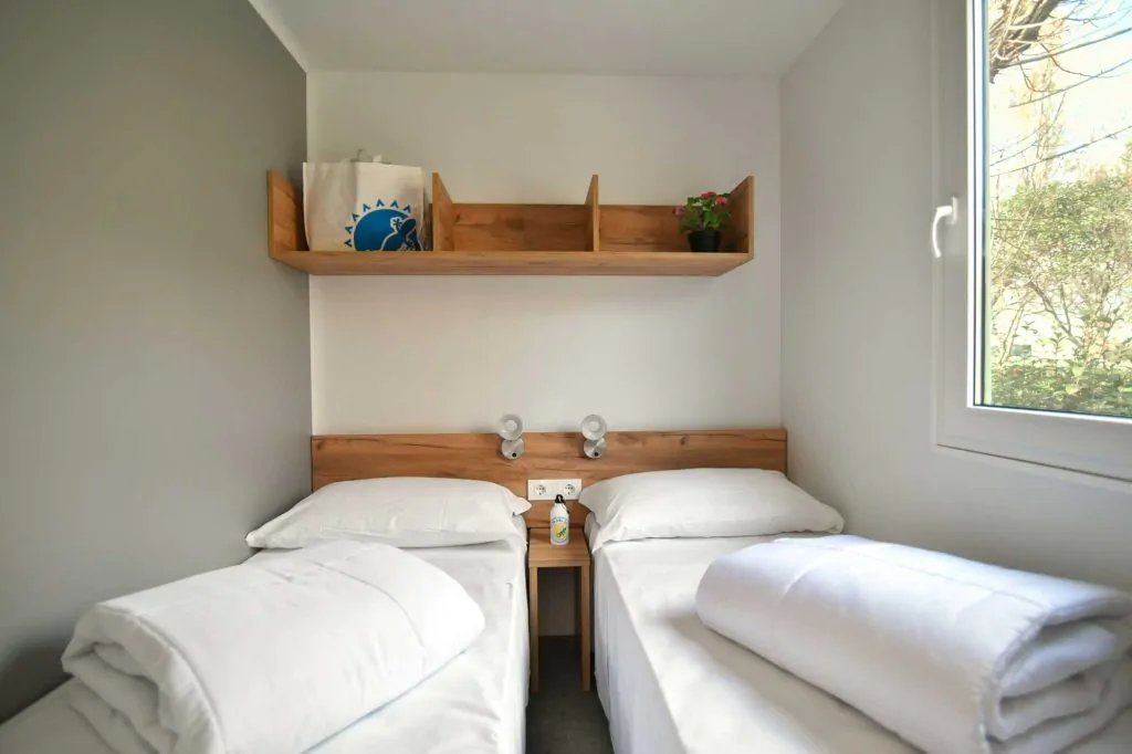 la-risacca-family-collection-lodge-deluxe-family-interior-bedroom-single-beds