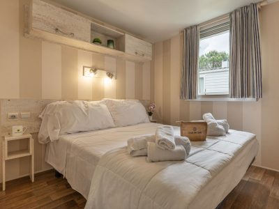 marina-family-resort-lodge-superior-dog-interior-bedroom-double-bed