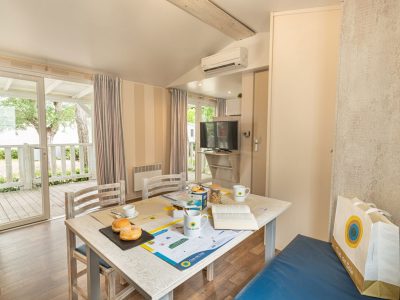marina-family-resort-lodge-superior-dog-interior-living-room-table
