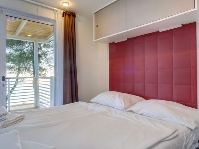 mobile-home-d-interior-double-bed